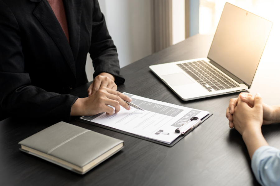 How to Avoid Making These 6 Body Language Mistakes in Your Interviews